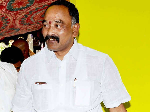 పదవుల్లో కొనసాగకుండా..