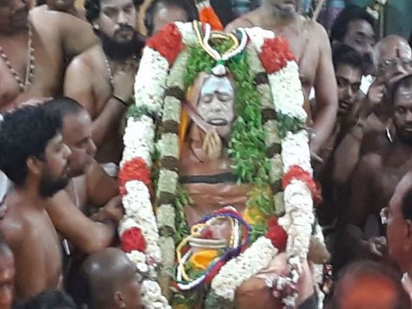 Kanchi Shankaracharya Jayendra Saraswati final rites underway: Pontiff to be interred at math Kanchi Shankaracharya Jayendra Saraswati final rites underway: Pontiff to be interred at math