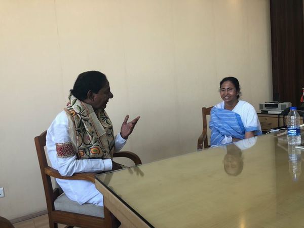 కేసిఆర్ మాత్రం ఇలా ఉన్నారు...