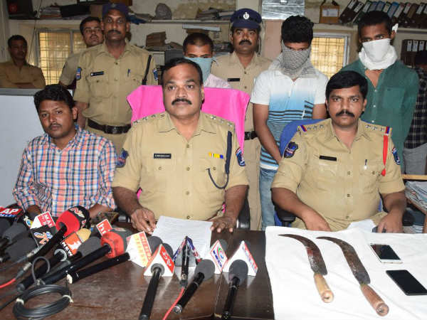 ముగ్గురిని అదుపులోకి తీసుకున్న పోలీసులు