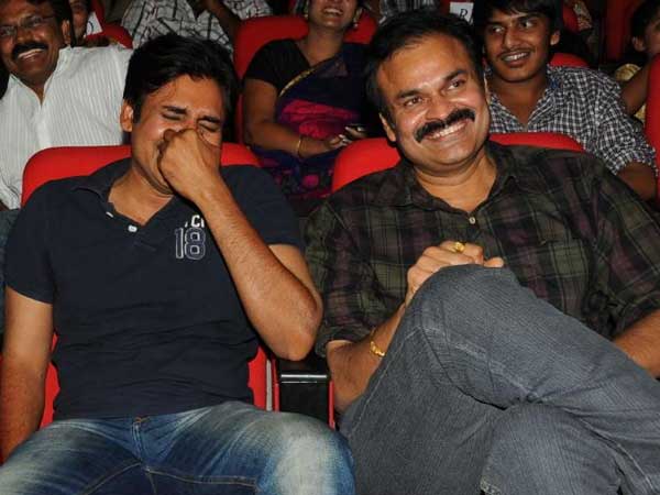 పవన్ కళ్యాణ్ చేతికి నాటి డబ్బు