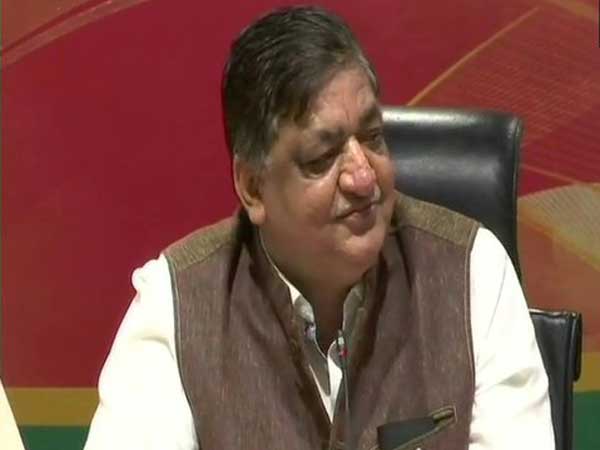 అఖిలేష్పై అగర్వాల్ అసంతృప్తి