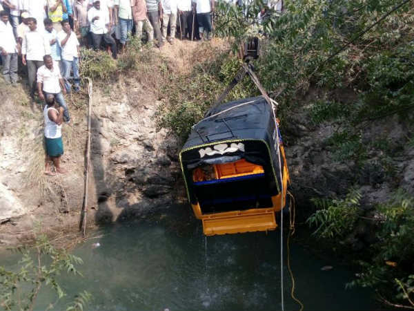Auto falls into open well in Nizamabad district, 1 dead Auto falls into open well in Nizamabad district, 1 dead