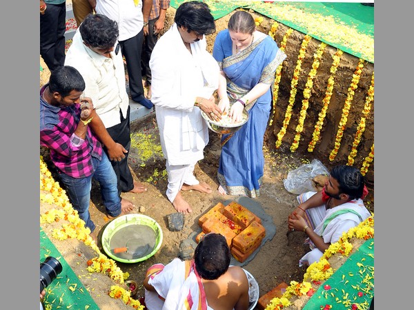 ఇంటి ప్రత్యేకతలు, 8 అడుగుల గోడ, 60 శాతం పార్కింగ్