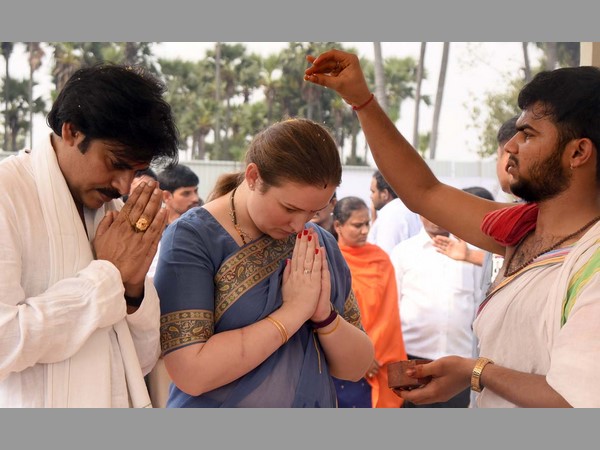 వీడియోలో 49 మంది మహనీయుల చిత్రాలు