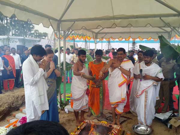 Pawan Kalyan Lay Foundation for His House In Guntur Pawan Kalyan Lay Foundation for His House In Guntur