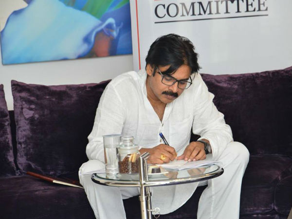 జనసేన కార్యాలయం వద్ద సందడి