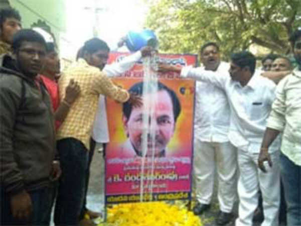 Yadav Community Leaders Milk Bath To CM KCR In andhrapradesh Yadav Community Leaders Milk Bath To CM KCR In andhrapradesh