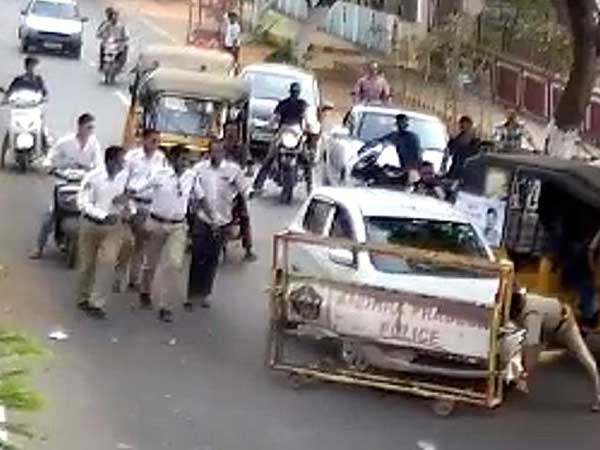 ట్రాఫిక్ రూల్స్ పట్టించుకోలేదు..