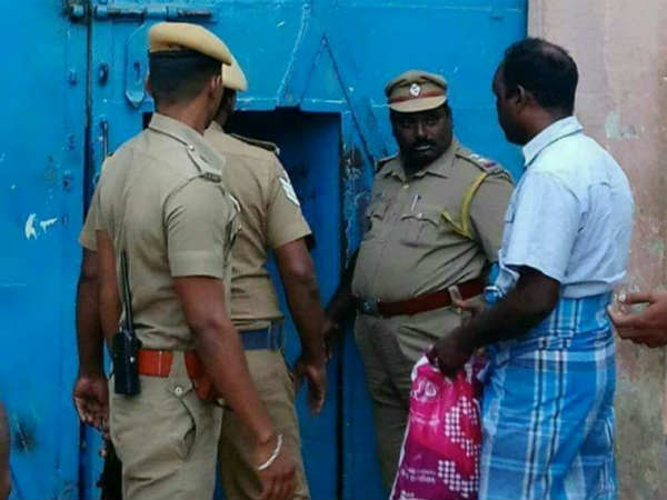 పోలీసు వాహనాలు ధ్వంసం