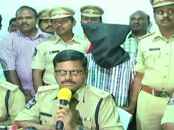 హంతకుడిని చూసి...ఆశ్చర్యపోయిన పోలీసులు...