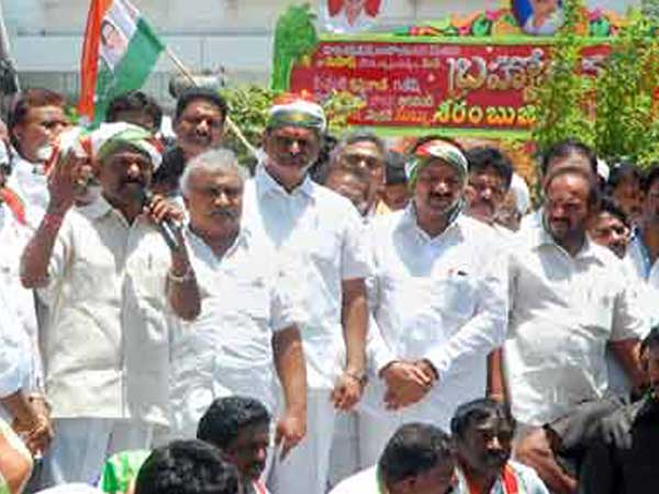 Vijayawada: PCC Chief Raghuveera arrested for special status protest Vijayawada: PCC Chief Raghuveera arrested for special status protest