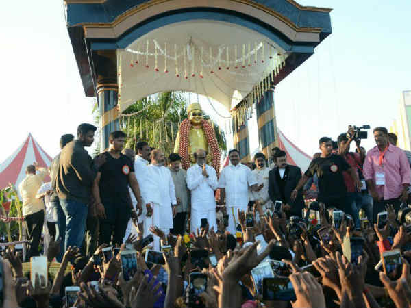 యువకులు కీలకం