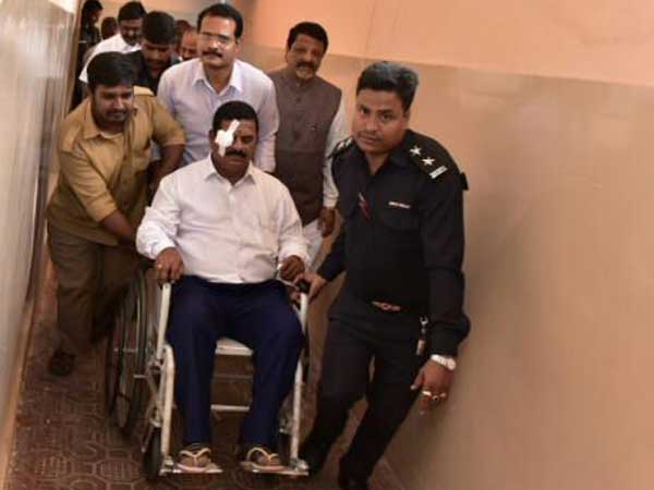 వార్తల్లో మాత్రం కుడికన్ను అనే..: