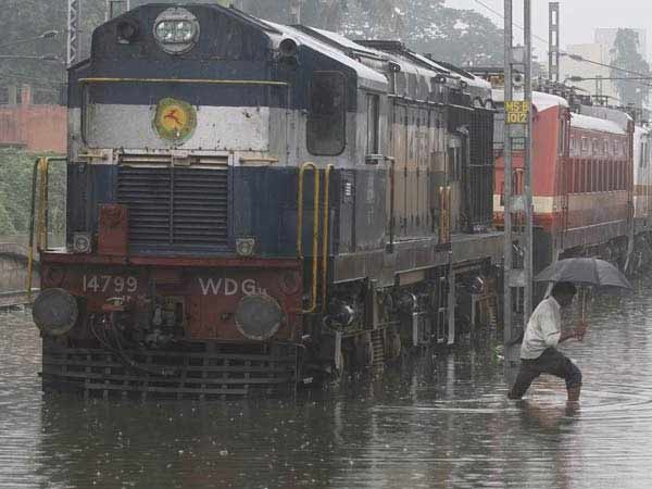 నిలిచిపోయిన రైళ్లు