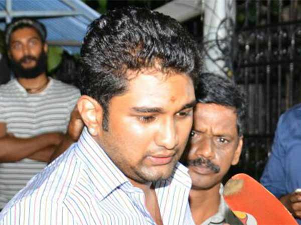 మాజీ వీసీ మీద కేసు