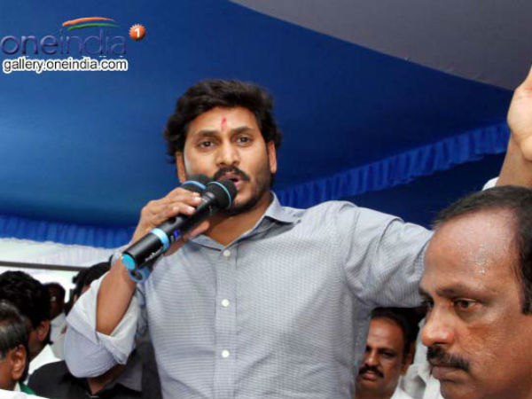 బట్టలు లేకుండానే ఏనుగు మీద ఊరేగింపు..: