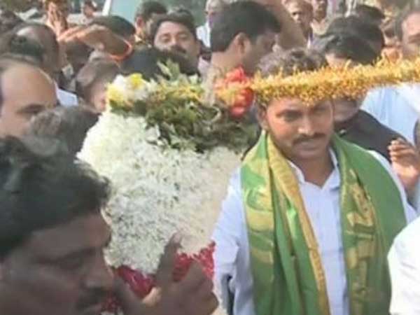 YS Jagan's padayatra enters Guntur district YS Jagan's padayatra enters Guntur district