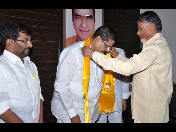 తన కార్యాలయంలో చంద్రబాబు ఫోటోల తొలగింపు