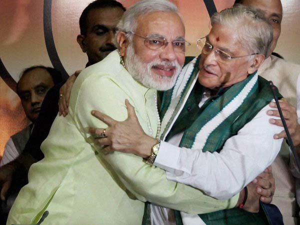 72 పేజీల నివేదిక ఇస్తున్న చంద్రబాబు