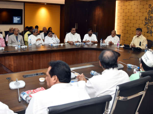జగన్, పవన్ కళ్యాణ్లకు చురకలు