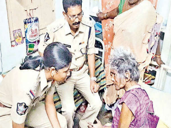 The son and the daughter-in-law arrested for harassing the mother The son and the daughter-in-law arrested for harassing the mother