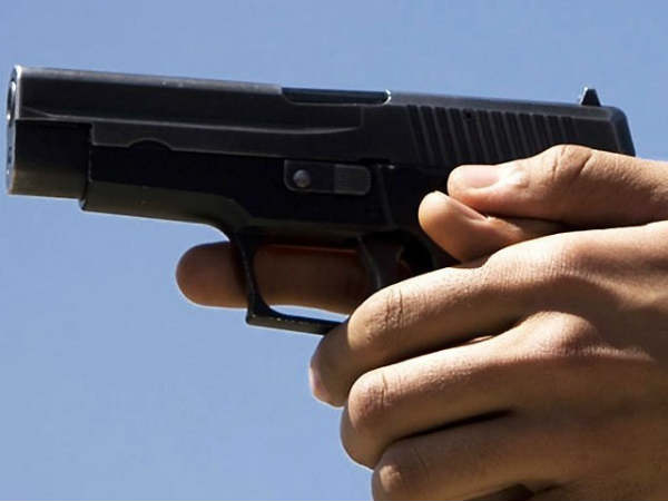 A man fires with a pistol: his father and another man injured A man fires with a pistol: his father and another man injured
