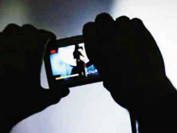 బాత్రూంలో సెల్ఫోన్ పెట్టి..