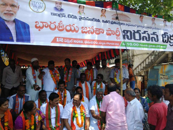 ప్రజాస్వామ్యం ఖూనీ చేస్తోంది..