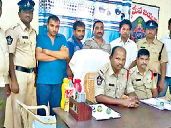 ఫోన్ కాల్స్...పట్టించాయి...