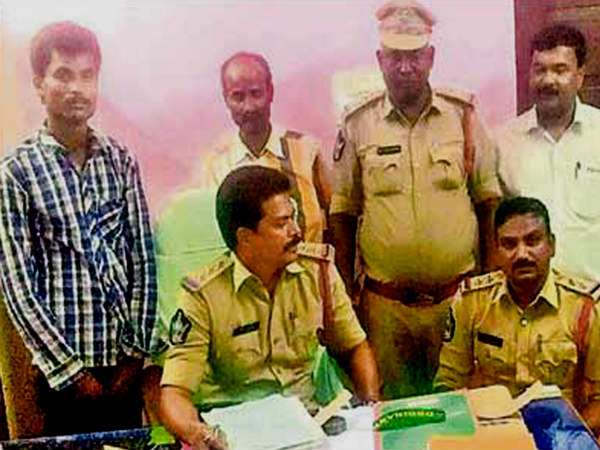 police have arrested two thieves who have been robbed money in the name of gold police have arrested two thieves who have been robbed money in the name of gold