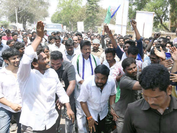 దీక్ష రోజు రాజీనామాలు కొట్టి పారేయలేని పరిస్థితి