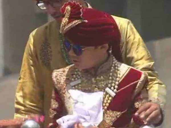 Diamond merchants 12-year-old son gives up worldly pleasures to become a Jain monk, family elated Diamond merchants 12-year-old son gives up worldly pleasures to become a Jain monk, family elated