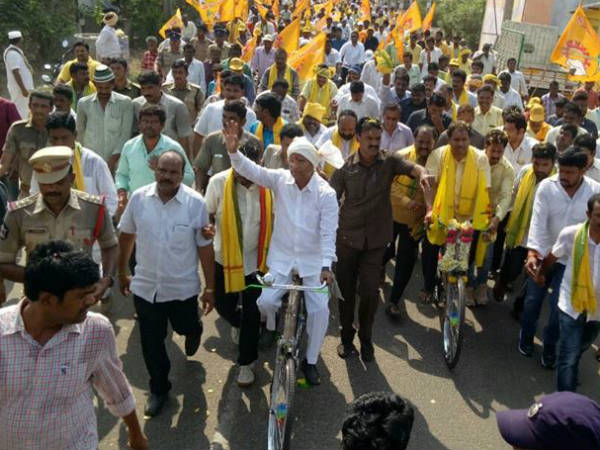 kodela siva prasada rao slipped down from bicycle in his rally kodela siva prasada rao slipped down from bicycle in his rally