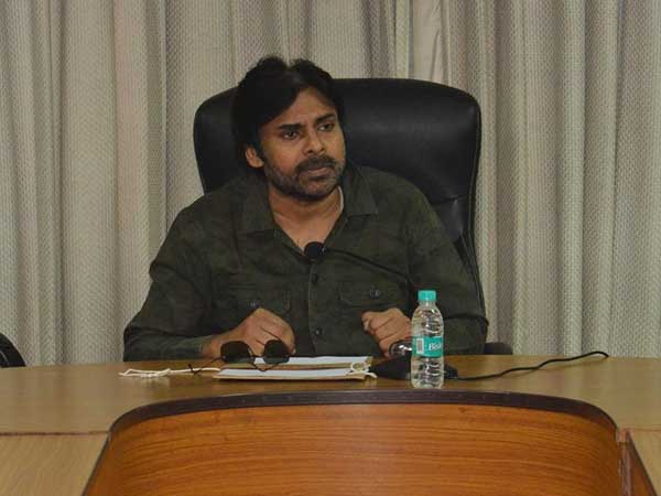 పవన్ కళ్యాణ్ ఫ్యాన్స్ హంగామా