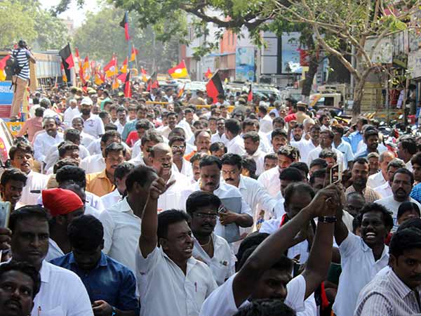సముద్రంలోకి విద్యార్థులు