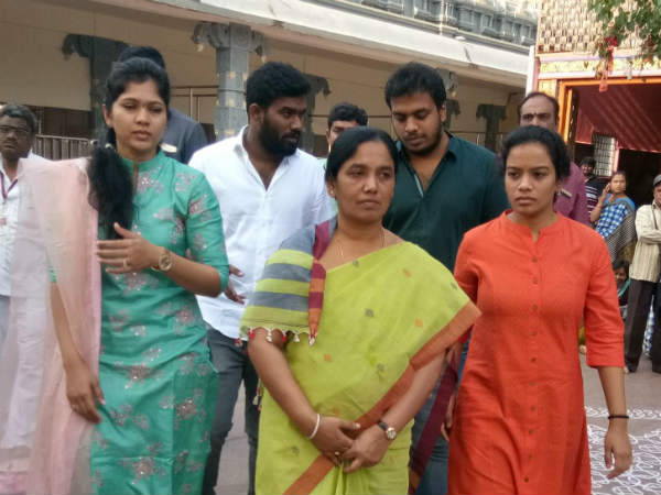Minister Paritala Sunitha Visits Durga Temple At Vijayawada Minister Paritala Sunitha Visits Durga Temple At Vijayawada
