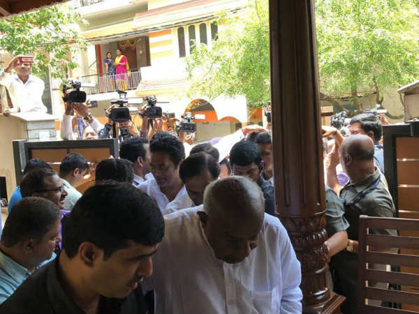 Telangana CM KCR meets JD(S) chief HD Devegowda Telangana CM KCR meets JD(S) chief HD Devegowda