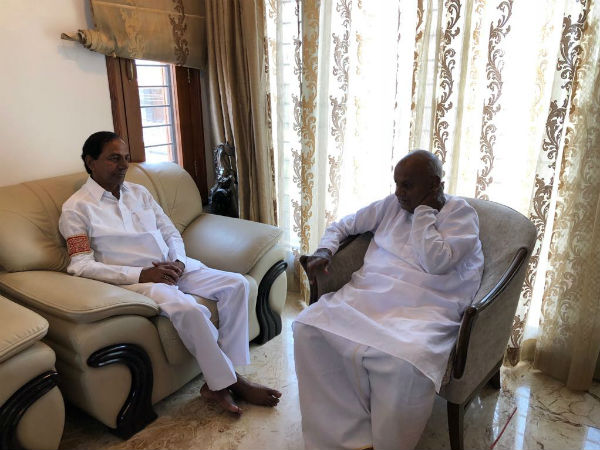 దేశ రాజకీయాలపై చర్చించాం