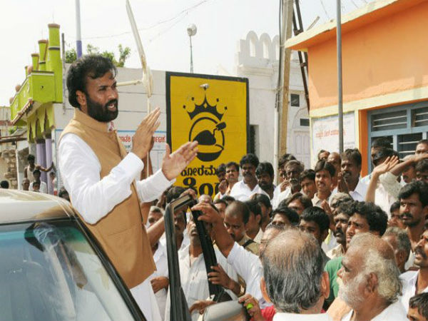 శ్రీరాములు కారు మీద చెప్పులు