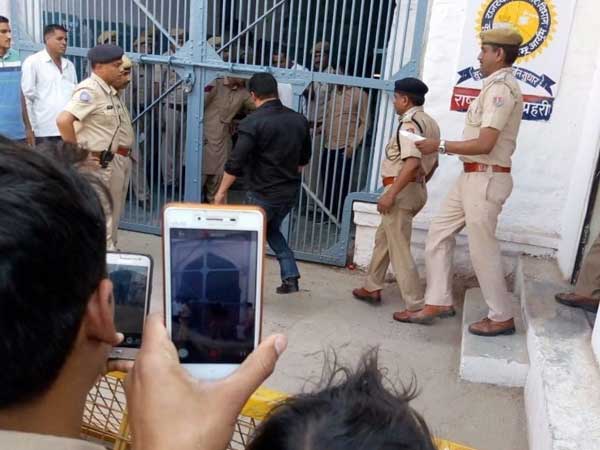 పలుకుబడిన వ్యక్తి అయినా వివరించాం