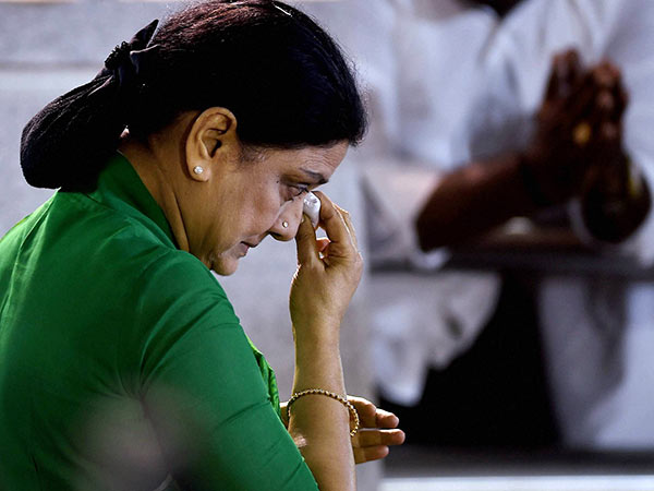 అమ్మ వర్గం అంటూ ప్రచారం