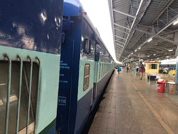 Visakha Express passengers robbed at West Godavari Visakha Express passengers robbed at West Godavari