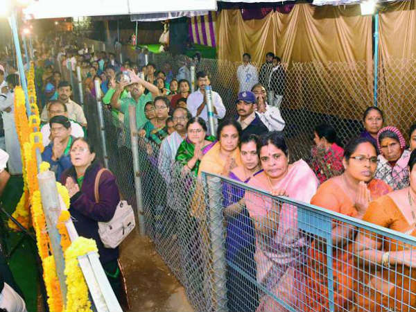సుదూర ప్రాంతాల నుంచి...వ్యయప్రయాసల కోర్చి