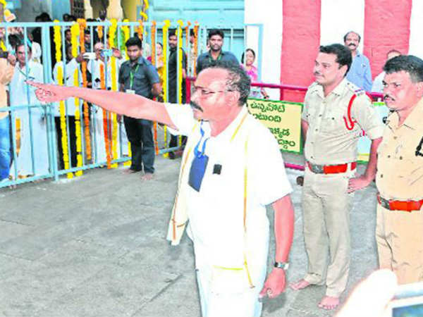 ఈవో రామచంద్రపై...పిర్యాదుల పర్వం