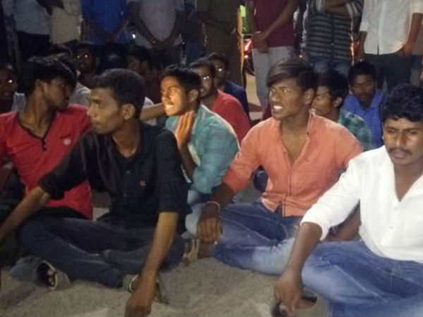 విద్యార్థుల ఆందోళన...ముట్టడి