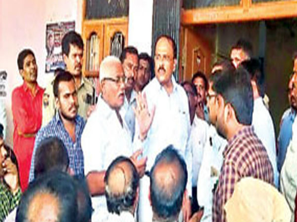 వేటు సరికాదు...ఉద్యోగుల ఆందోళన