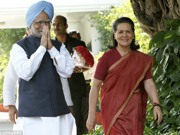 Sonia and Manmohan in Congress Jan Akrosh Rally Sonia and Manmohan in Congress Jan Akrosh Rally