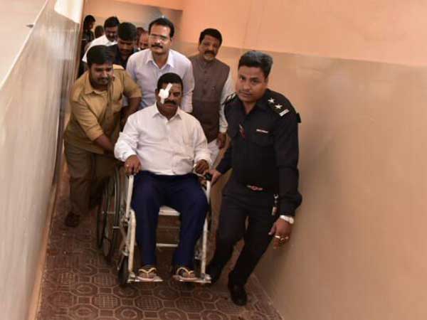 సభ్యుల ప్రవర్తన హుందాగా ఉండాలి
