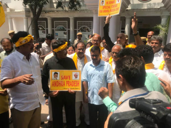 TDP Lawmakers Detained Near PMs Residence, Arvind Kejriwal Visits Them TDP Lawmakers Detained Near PMs Residence, Arvind Kejriwal Visits Them
